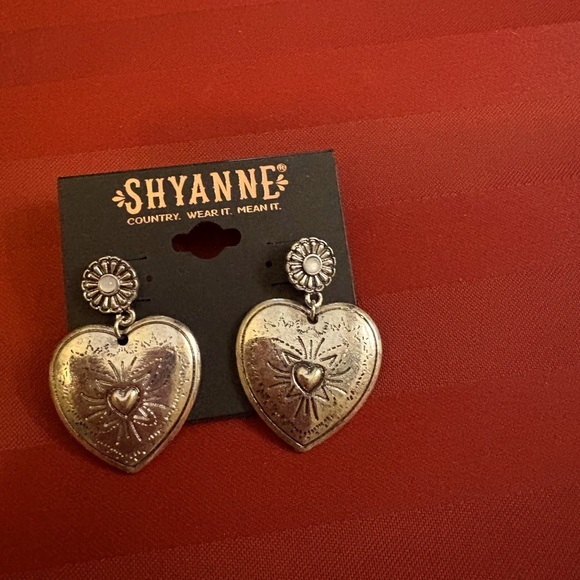 Shyanne Jewelry - NWT Shyanne Antique Looking Silver Heart Earrings